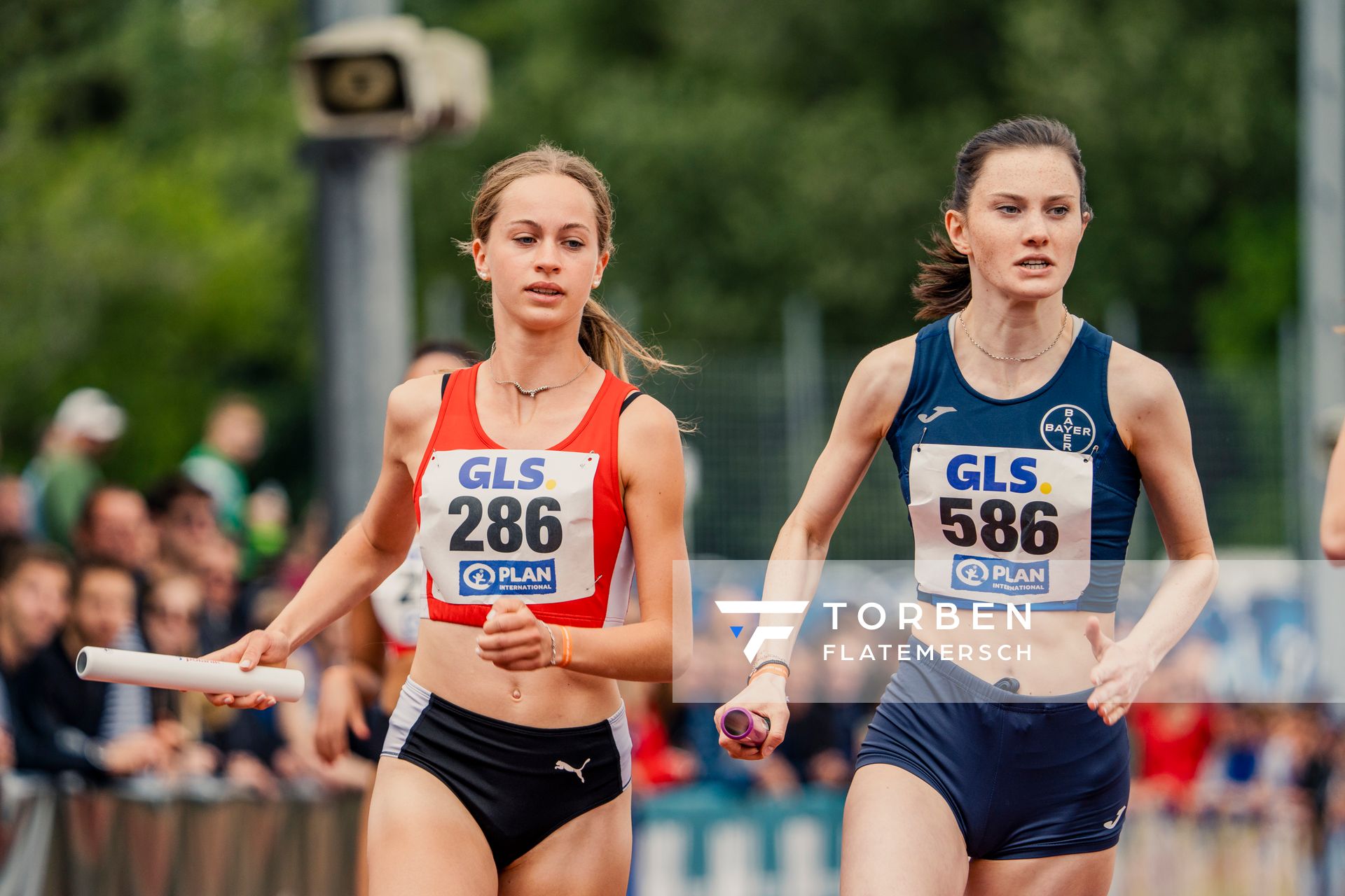 Sophia Seiter (LG Region Karlsruhe), Clarissa Schwalm (LAV Bayer Uerdingen/Dormagen) am 29.05.2022 waehrend der Deutschen Meisterschaften Langstaffel im Otto-Schott-Sportzentrum in Mainz